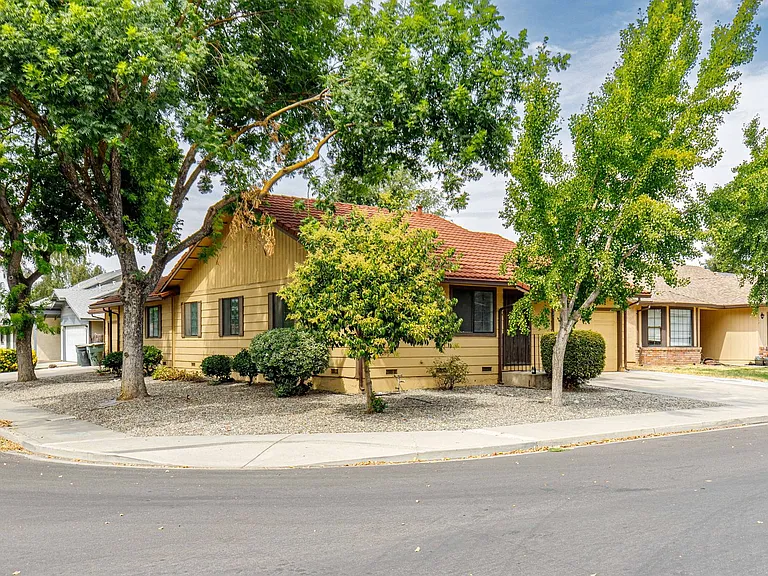 3521 Akeby Dr — Photo 2