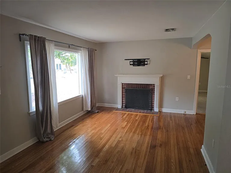 1001 W Beacon Ave — Photo 4