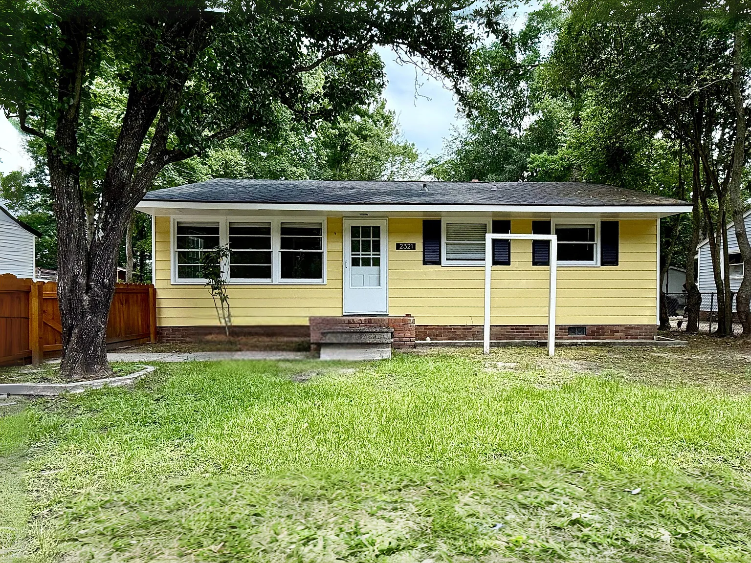 3 bed, 1.0 bath, 925 sqft, $1,900 — Photo 1