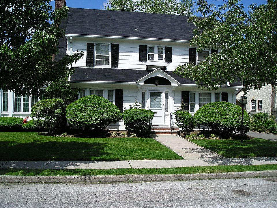 1st image of 21 Lawrence Ave