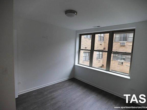 5th image of 940 W Winona St #207
