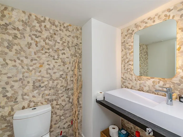 2301 Collins Ave #716 — Photo 12