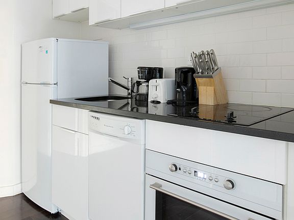 4th image of 150 W 51st St APT 1125