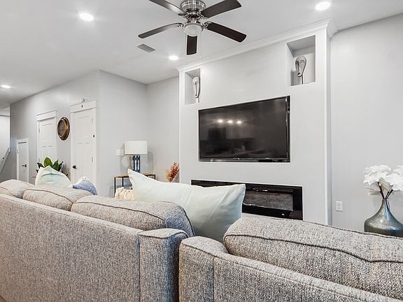 4th image of 2226 Joan Ave #9