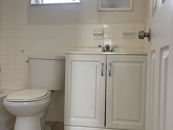 4th image of 933 NE 38th St #3