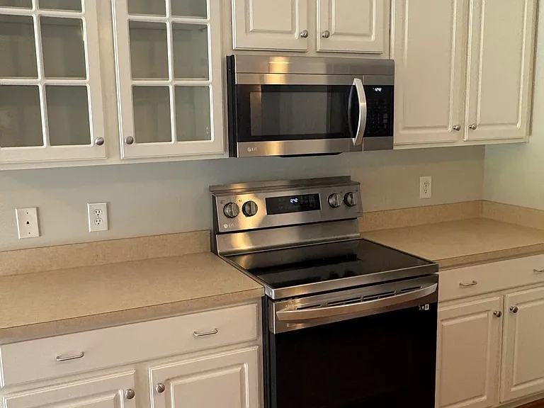 121 Mulberry Cir — Photo 8