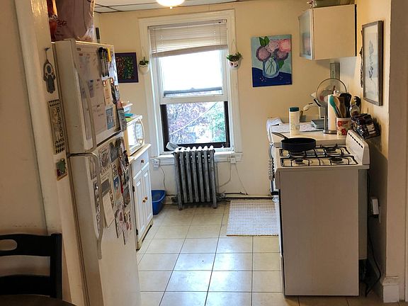 4th image of 2040 Mount Vernon St APT 3R