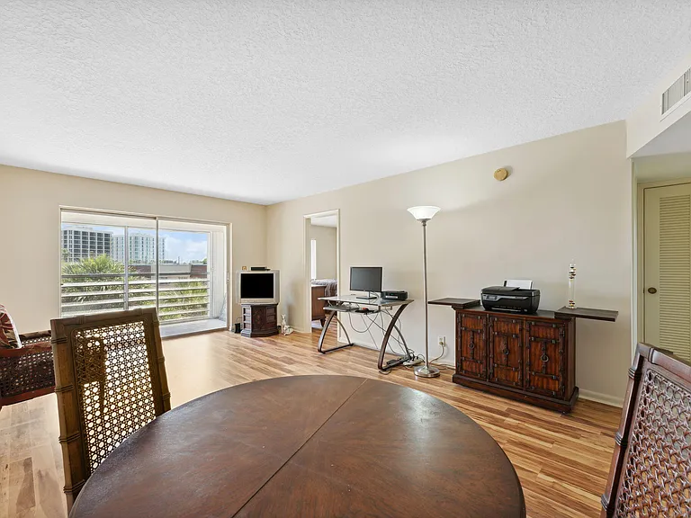 1638 Embassy Dr #410 — Photo 4