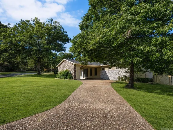 11 Crownpoint Rd, Little Rock, AR 72227