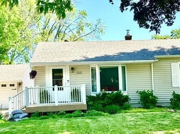 2966 Simpson St, Roseville, MN 55113