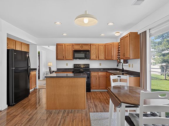 4th image of 77 Chestnut Dr