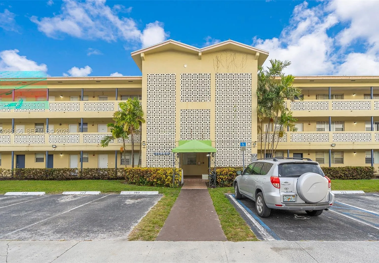 Sans Souci Condo — Photo 1