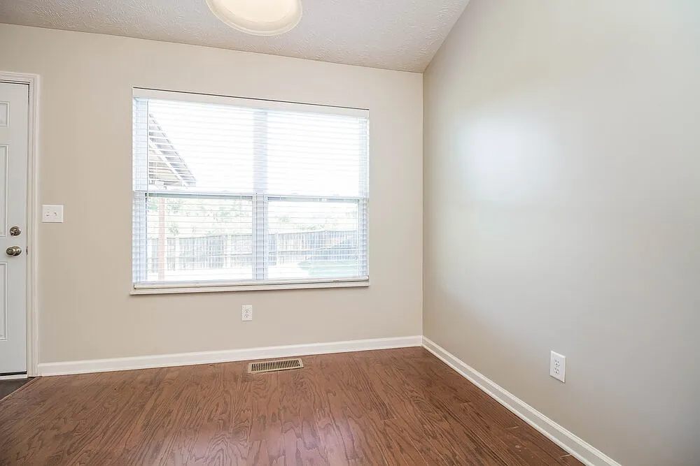 3 bed, 2.0 bath, 1302 sqft, $2,870 — Photo 2