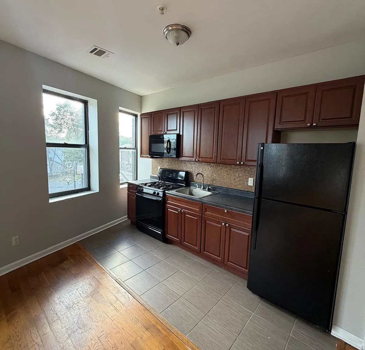 6 Longfellow Ave — Photo 1