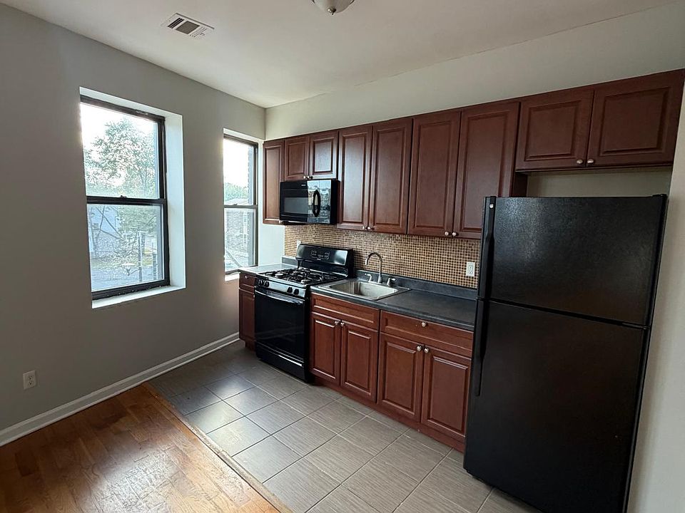 1st image of 6 Longfellow Ave APT 3D