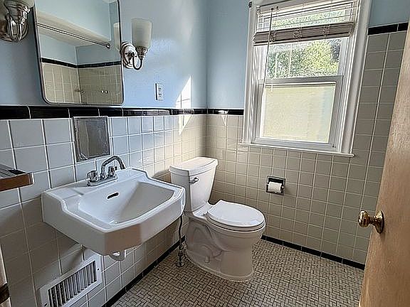 4th image of 16320 Aurora Ave