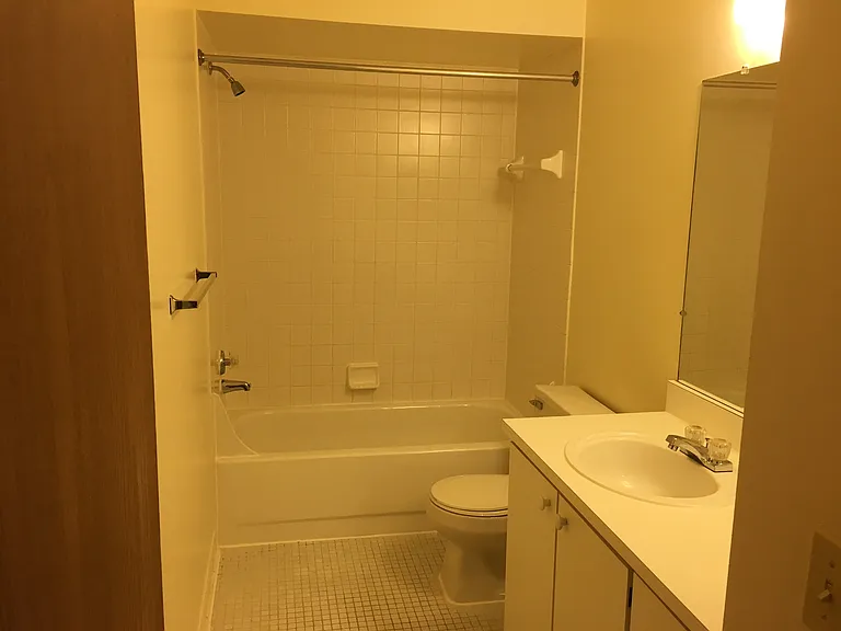 Lakeside Village Apartments — Photo 136