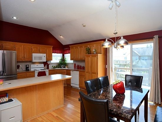 2nd image of 1716 SE Cardinal Dr