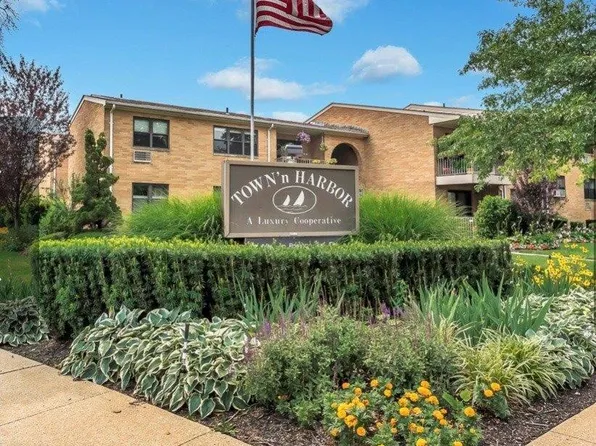 51 Hampton Pl #17E, Freeport, NY 11520