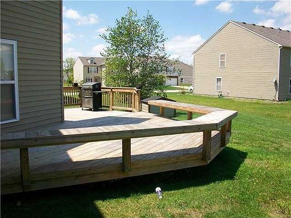 Large deck w/built-in benches