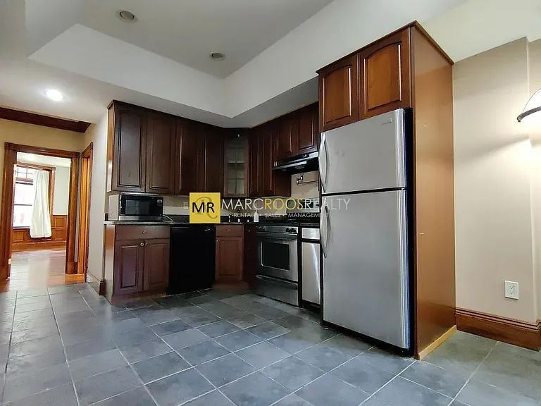 8 Strathmore Rd #4B — Photo 3