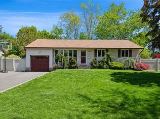 33 Bluegrass Ln, Commack, NY 11725