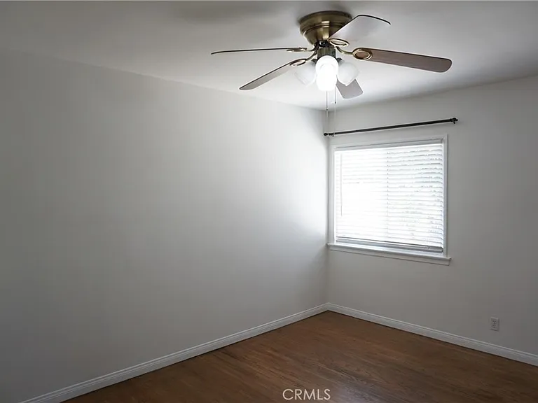 5540 Balboa Blvd — Photo 41