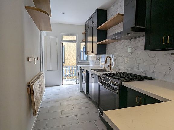 4th image of 244 Columbia Pl