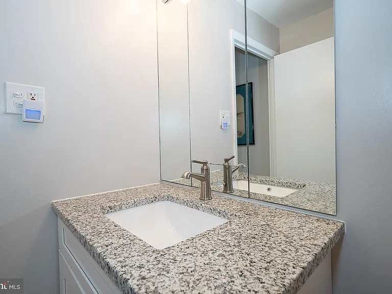 1710 Oakwood Ter #B — Photo 18