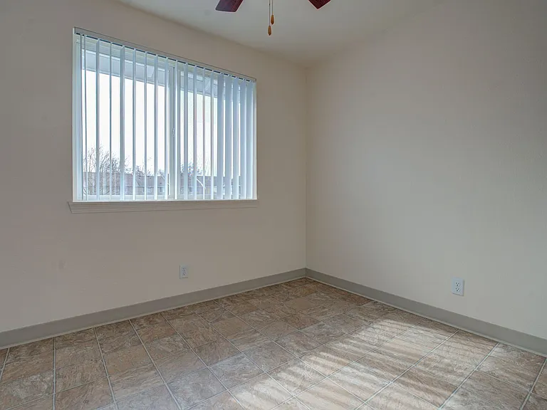 ELLSWORTH SQUARE APARTMENTS — Photo 24