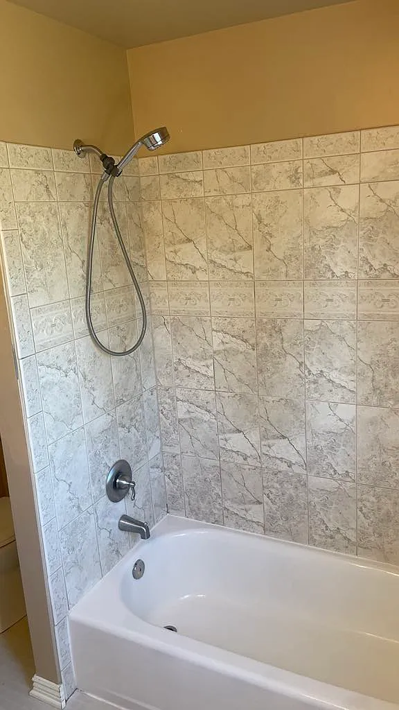 8 bed, 4200 sqft, $825 — Photo 3