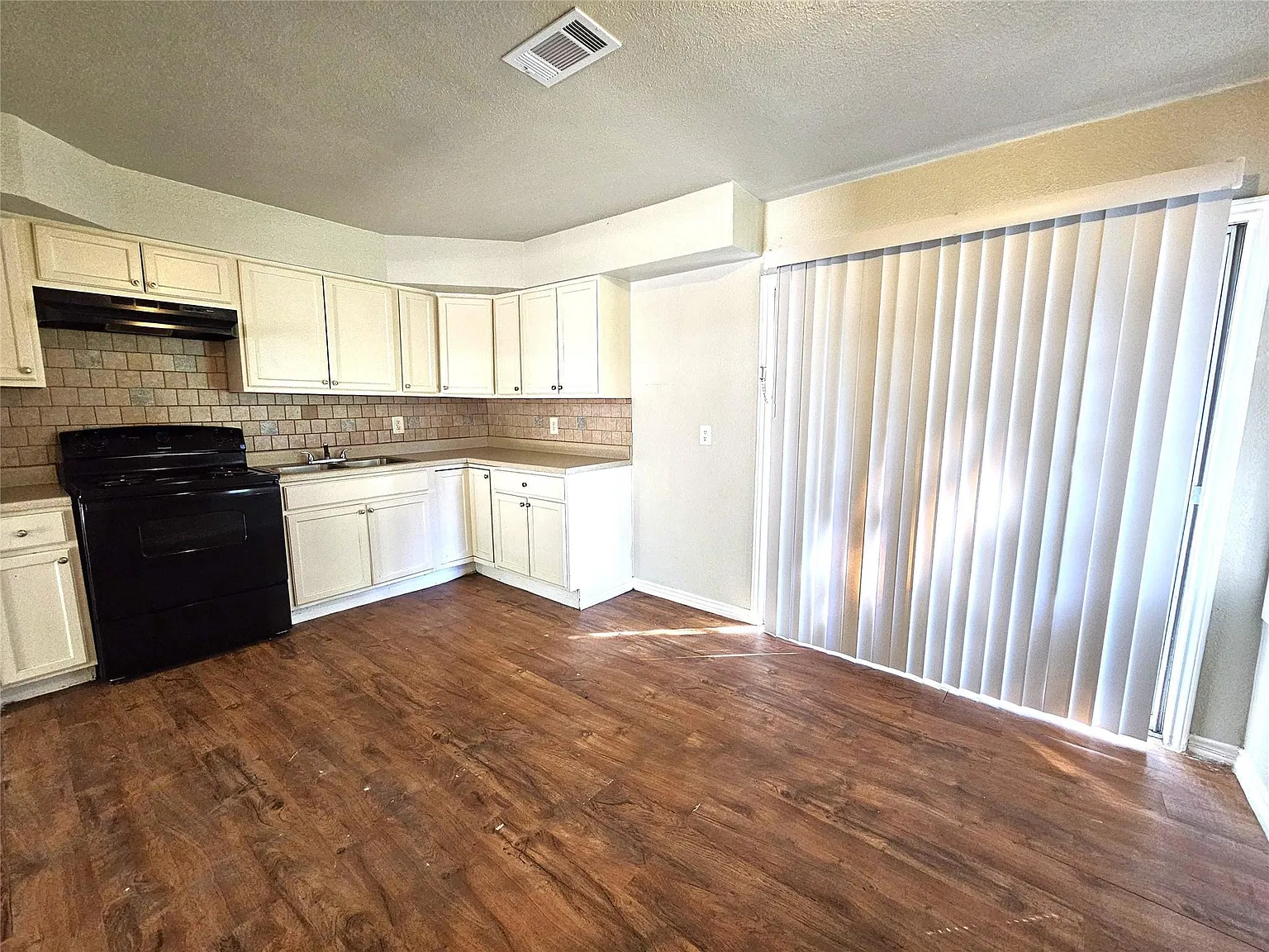3 bed, 1.0 bath, 1030 sqft, $1,600 — Photo 4