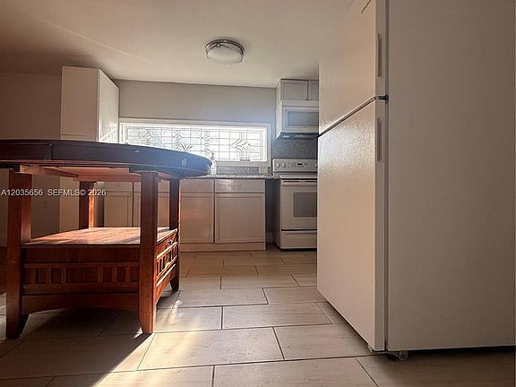 5th image of 607 Sabal Ave