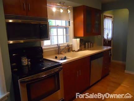 Kitchen
						:
						All stainless steel appliances