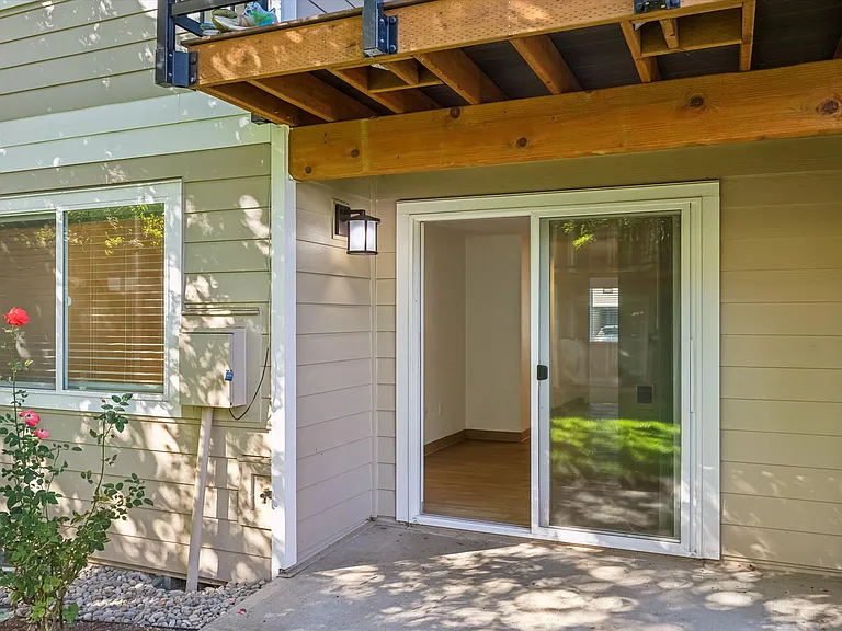 Crestbrook Apartments — Photo 12