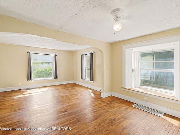 3rd image of 412 S Fairview Ave