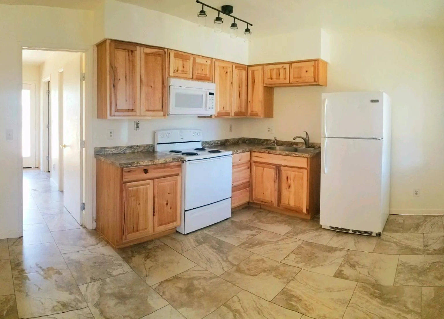 3711 E Blacklidge Dr — Photo 2