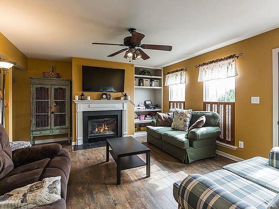 2nd image of 2732 Woodlawn Way