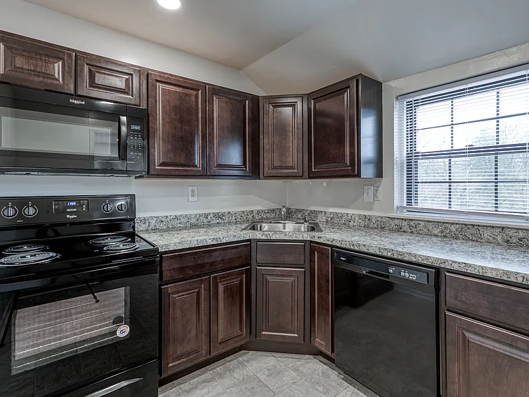 Stansbury Manor Apartments & Townhomes — Photo 8