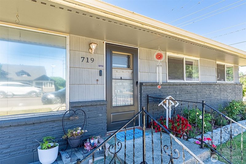 4th image of 719 2nd Ave NE