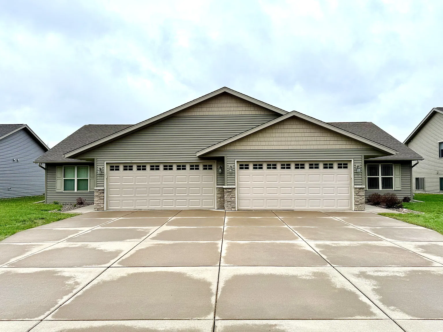 3 bed, 2.5 bath, 1350 sqft, $1,495 — Photo 1