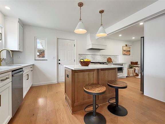 5th image of 105 Weller Dr