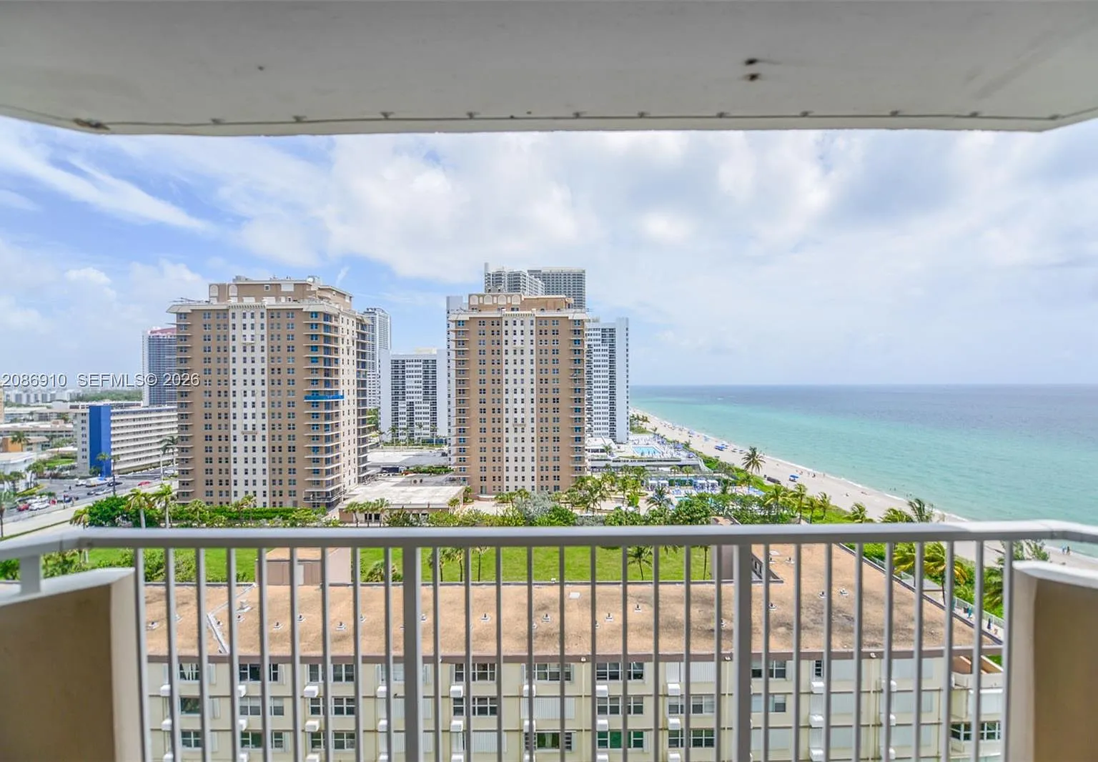 Hemispheres Condo — Photo 4