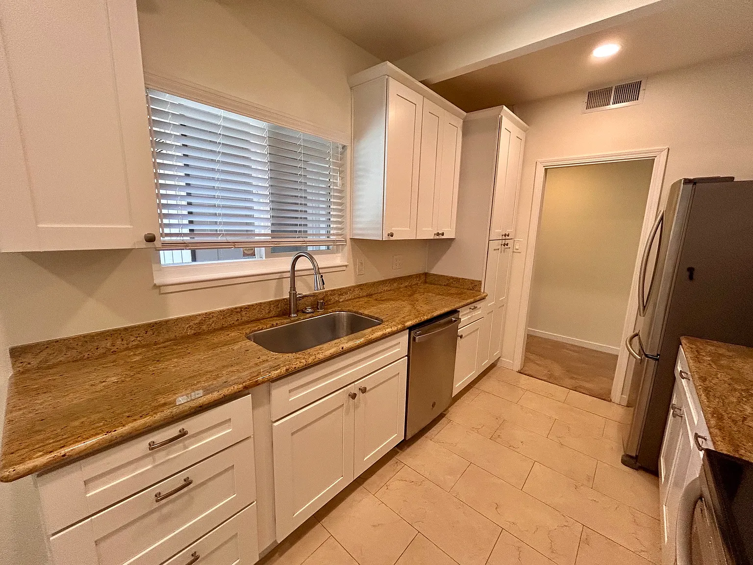 3 bed, 1369 sqft, $4,295 — Photo 3