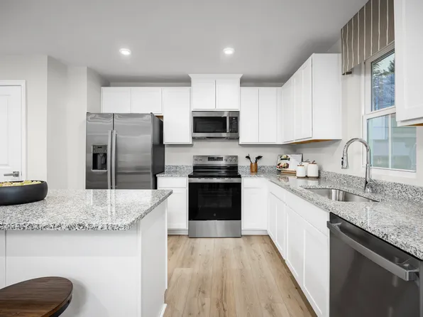 6123 Leonardo Run, Ontario, NY 14519