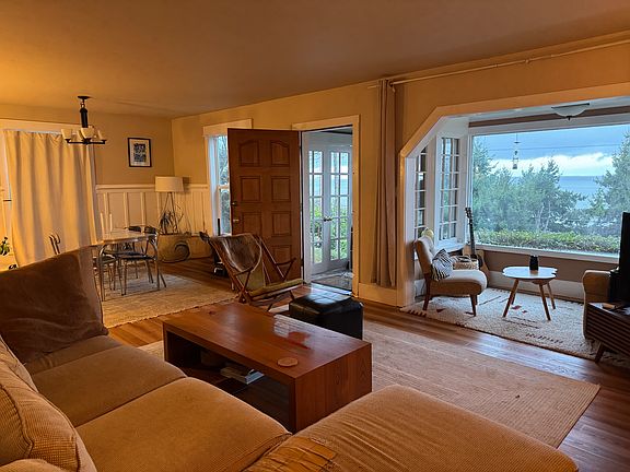 Front entrance leads into dining/living room with window nook