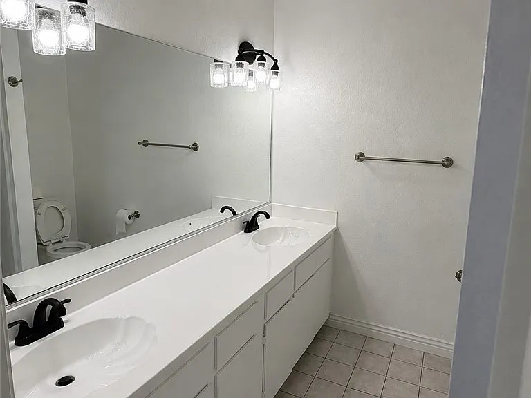 2032 S Bon View Ave #B — Photo 22