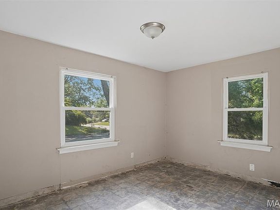 5th image of 9801 Lorna Ln