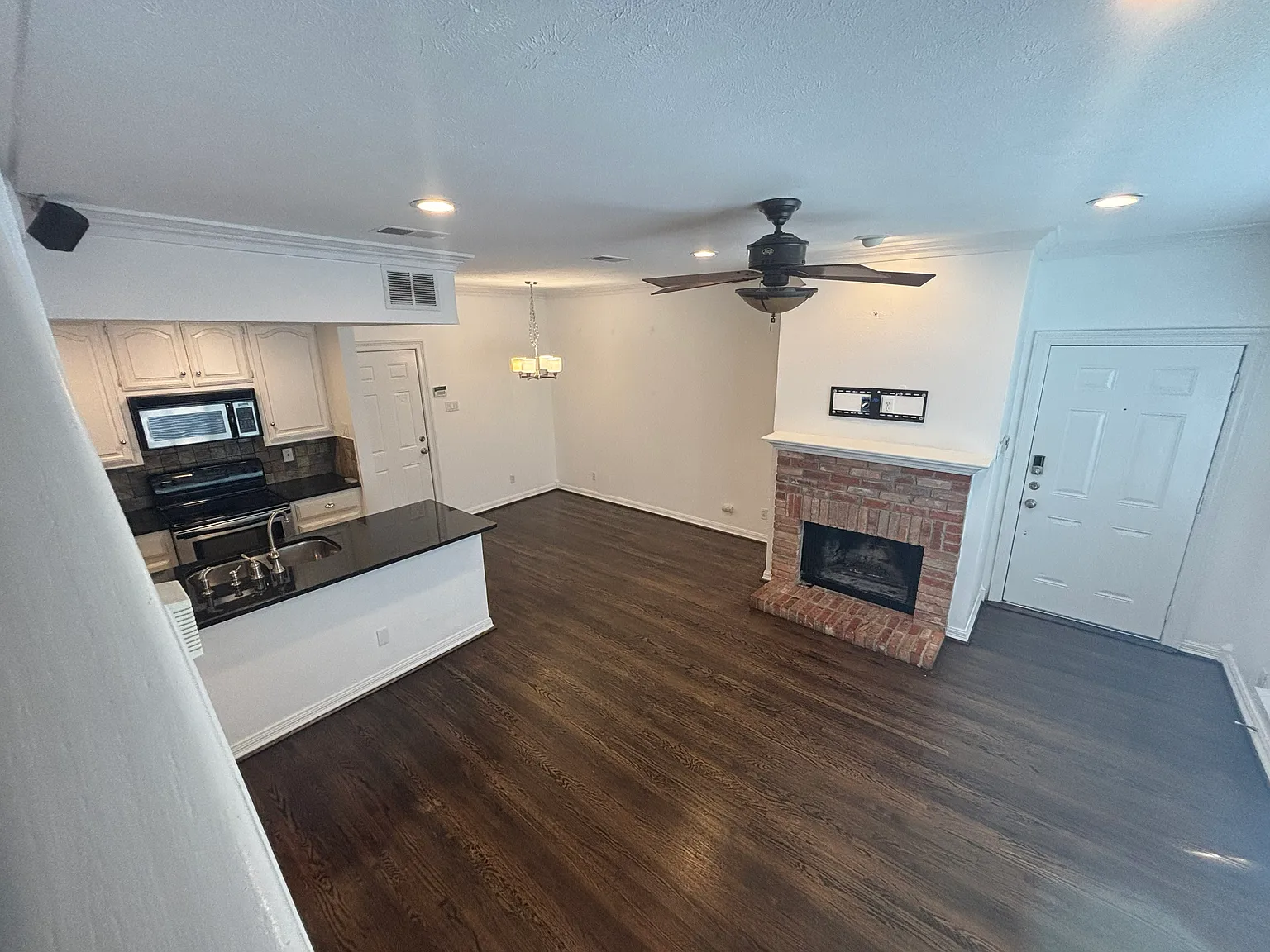 3 bed, 2.5 bath, 1357 sqft, $3,595 — Photo 4