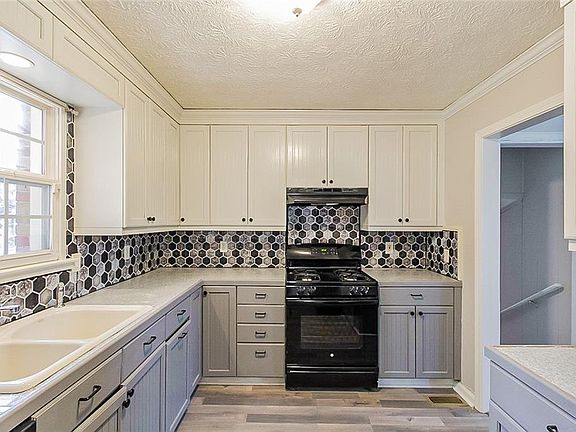 4th image of 3324 Spreading Oak Dr